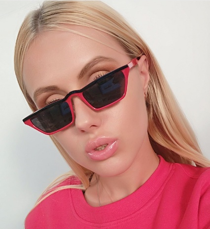 Flat-frame sunglasses. Square-frame sunglasses with a vintage style