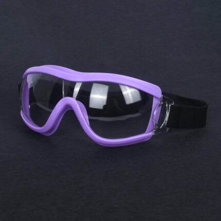 Fully enclosed sports goggles