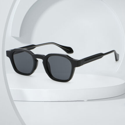 Fashionable sunglasses for men and women