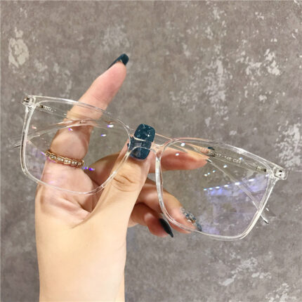Simple and anti-blue square glasses in fashion for men and women