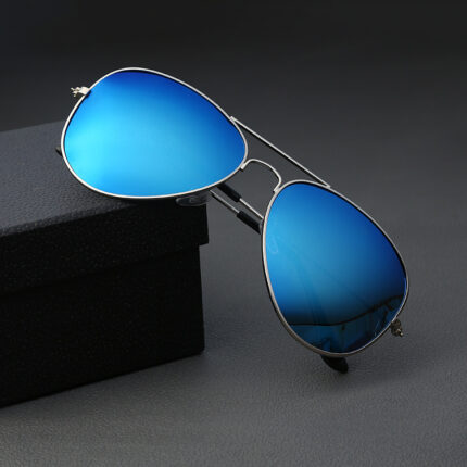 Fashionable polarized sunglasses for men and women. Double beam sunglasses