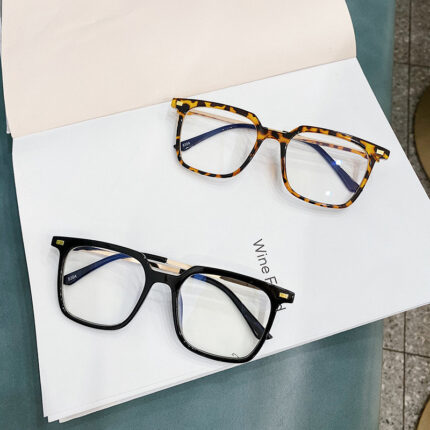 Simple myopia glasses with square frame