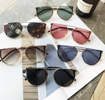 Fashionable men’s sunglasses with cut edge and half frame