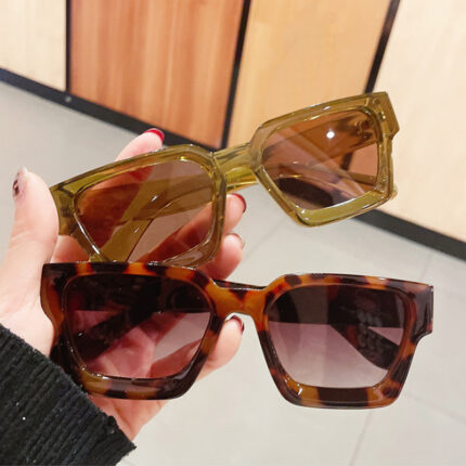Fashionable retro style glasses for women
