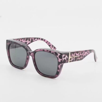 Oversized leopard-print sunglasses with an ethnic style for a premium look