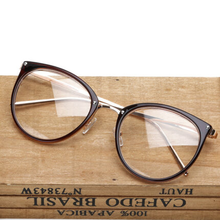 Retro and flat-rimmed glasses with gold wire for the eyes
