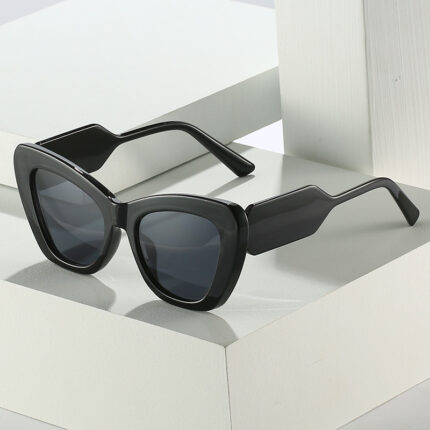 Sunglasses in contrasting color and wide frame all-in-one