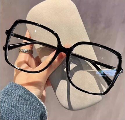 Giant myopia glasses without face makeup