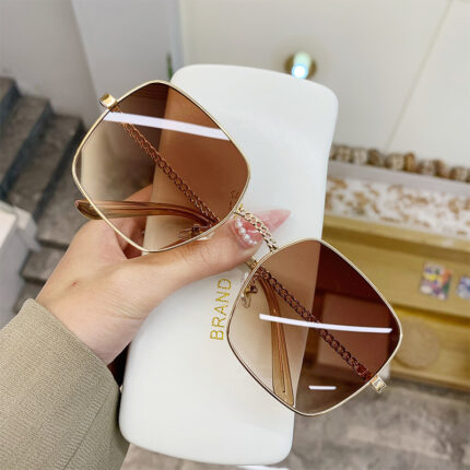 Wide-frame sunglasses