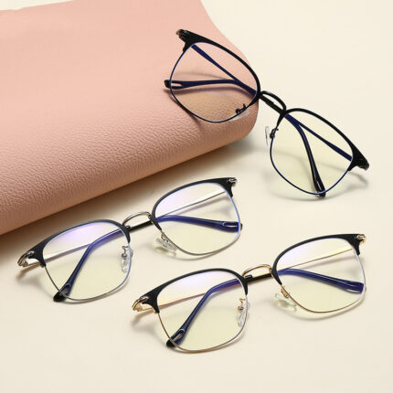 Trendy myopic glasses with retro anti-blue light frame