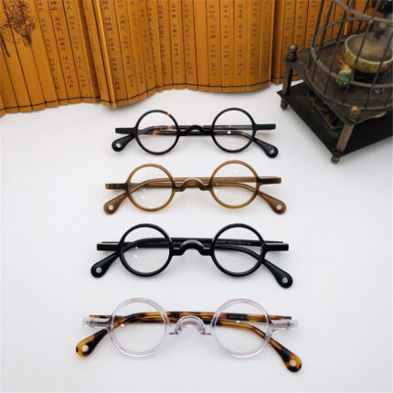 Glasses with small round plate and retro style