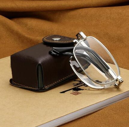 Ultra-simple reading glasses with pivot and elegant focus