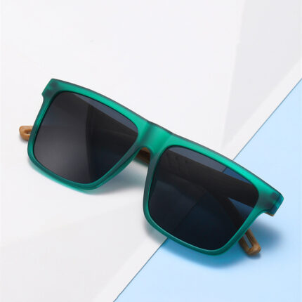 Trendy and fashionable retro UV protection sunglasses for men