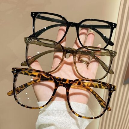 Glasses with a full frame and trendy blue light blocking