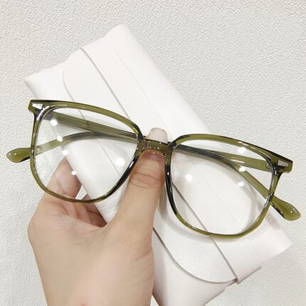 Large square flat glasses in retro style