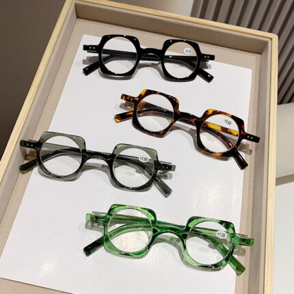 Presbyopic glasses, anti-blue light and with retro frame. Trendy reading glasses