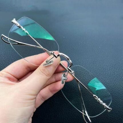 Presbyopic glasses for the elderly with high-end automatic adjustment
