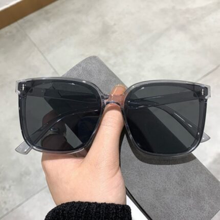 Sunglasses with black frame for men and women