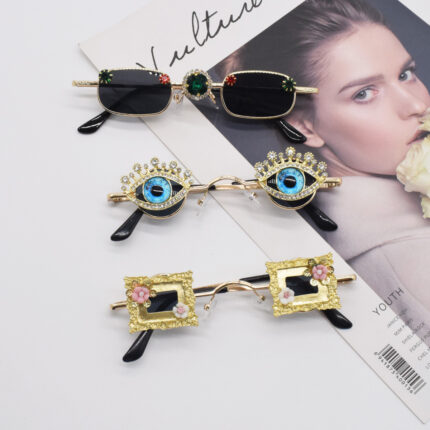 Personalized glasses adorned with emerald diamonds
