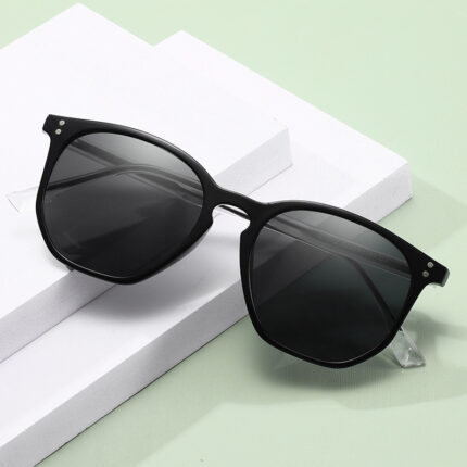 Fashionable polarized sunglasses for women