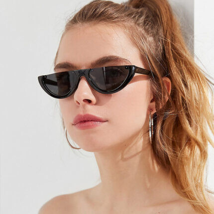 Glasses with a straight personality edge