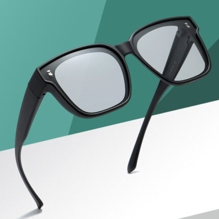 Polarized glasses for driving. Sunglasses and myopia